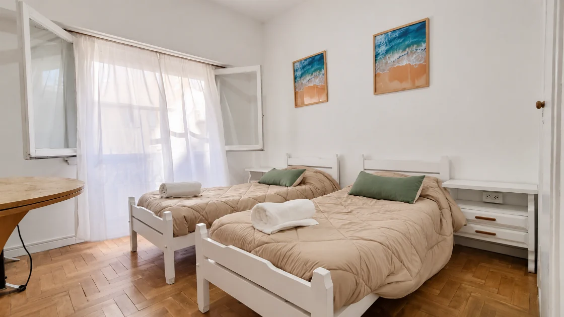 Segundo dormitorio con dos camas individuales.